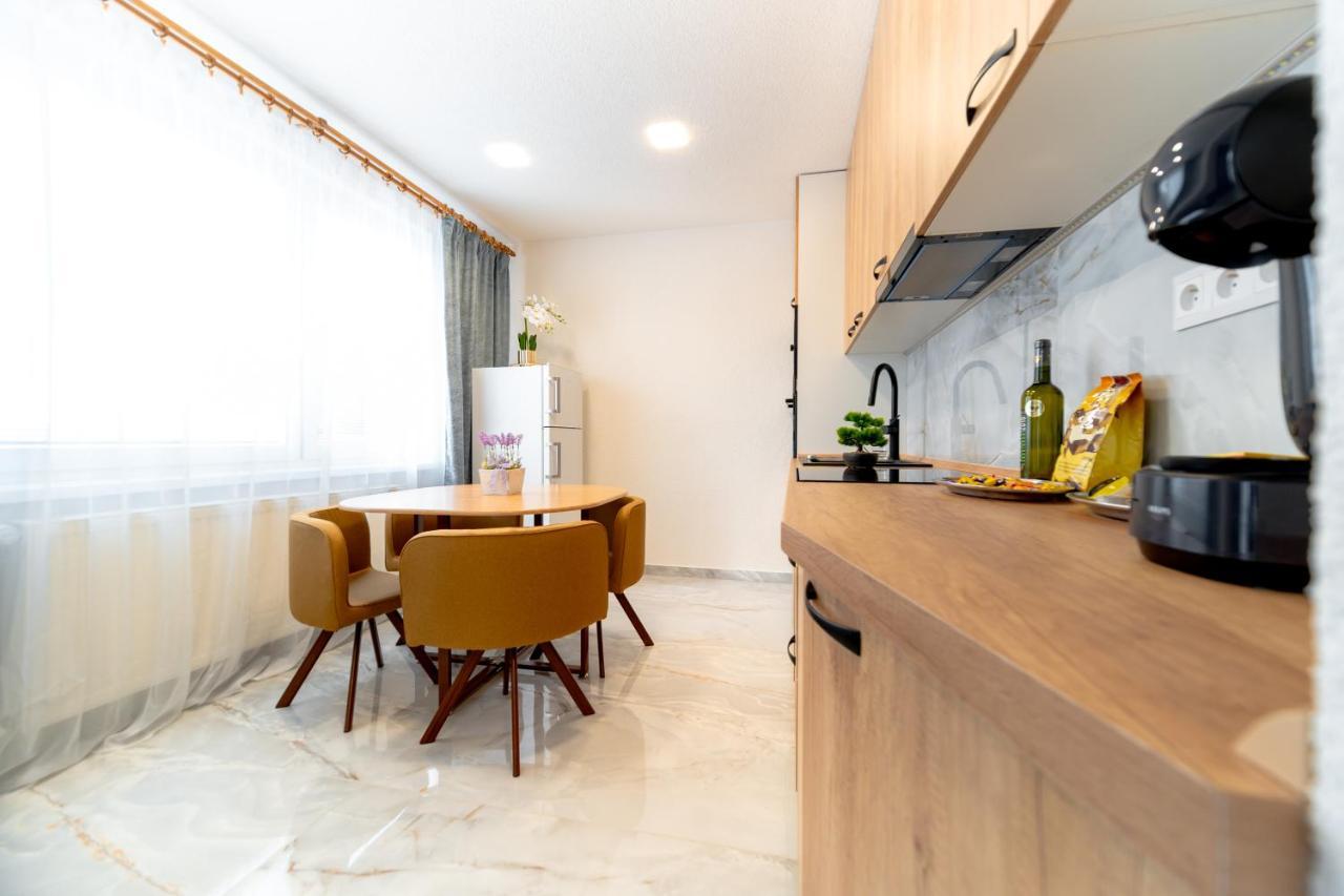 Apartman Discreet Kysucke Nove Mesto Exteriör bild