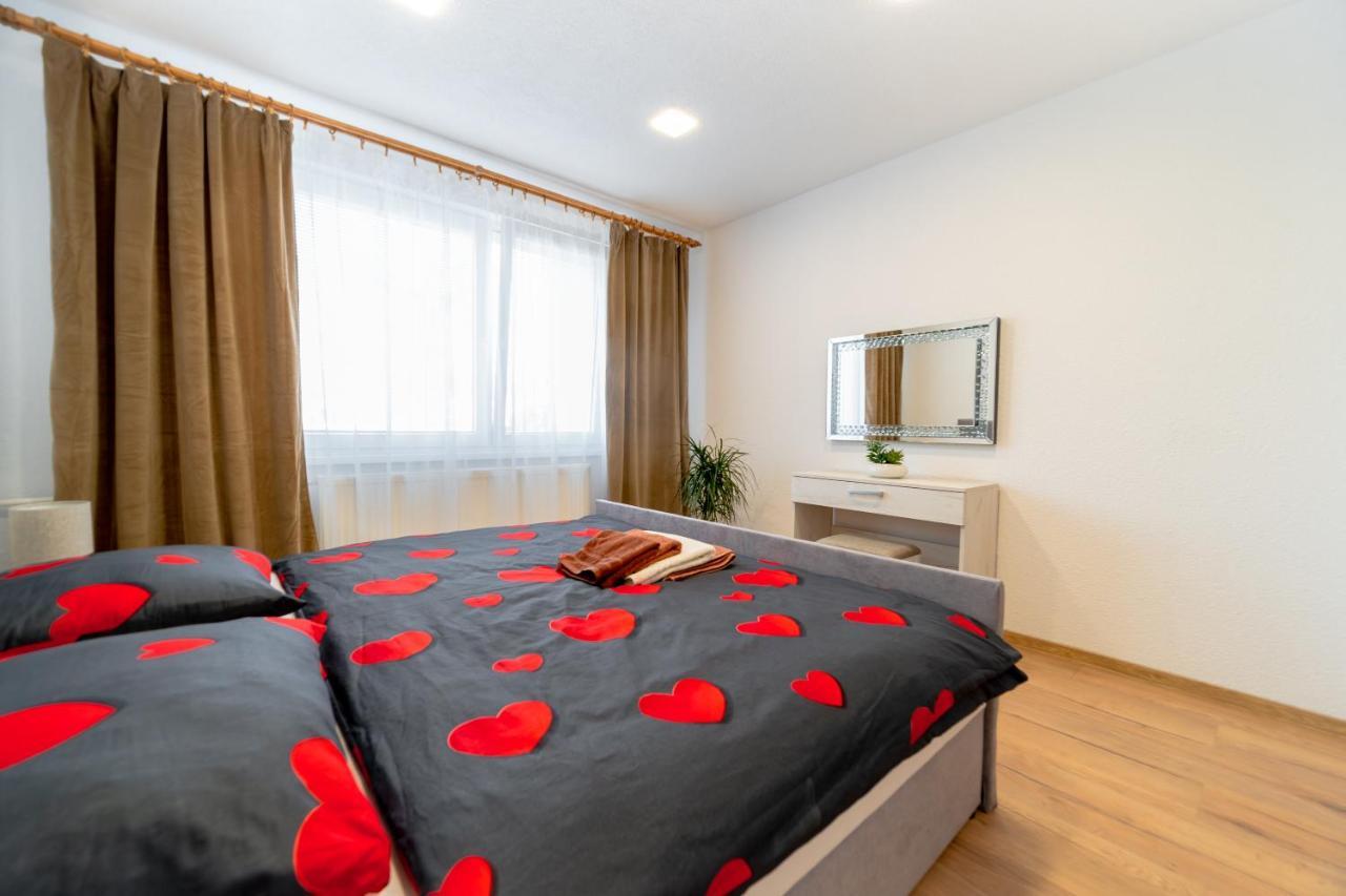 Apartman Discreet Kysucke Nove Mesto Exteriör bild