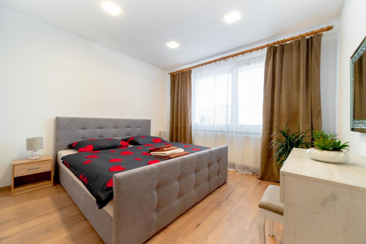 Apartman Discreet Kysucke Nove Mesto Exteriör bild